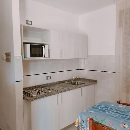 Recently Renovated Two Bedroom Flat In Apartment
