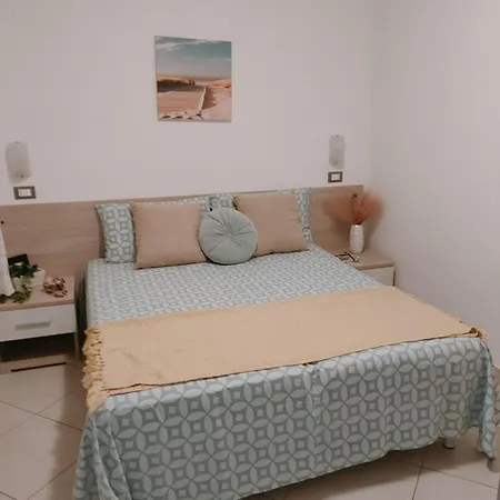 Recently Renovated Two Bedroom Flat In Apartment *