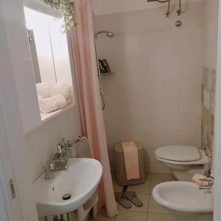 Recently Renovated Two Bedroom Flat In Apartment